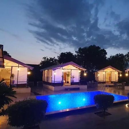 Luxury Farmhouse In Chhatarpur With Pool Nueva Delhi Exterior foto