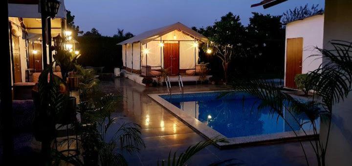 Luxury Farmhouse In Chhatarpur With Pool Nueva Delhi Exterior foto