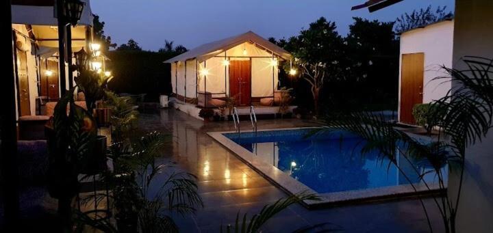 Luxury Farmhouse In Chhatarpur With Pool Nueva Delhi Exterior foto