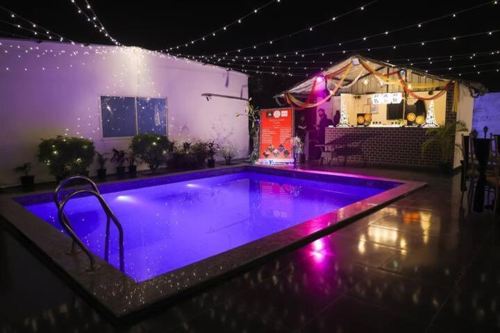 Luxury Farmhouse In Chhatarpur With Pool Nueva Delhi Exterior foto